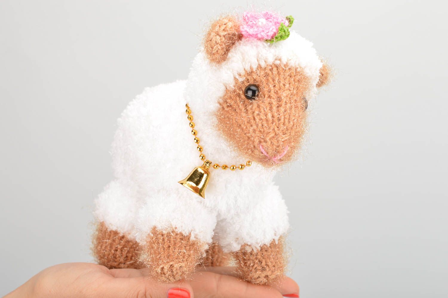 Мягкая вязаная игрушка овечка белая с колокольчиком ручной работы авторская фото 3