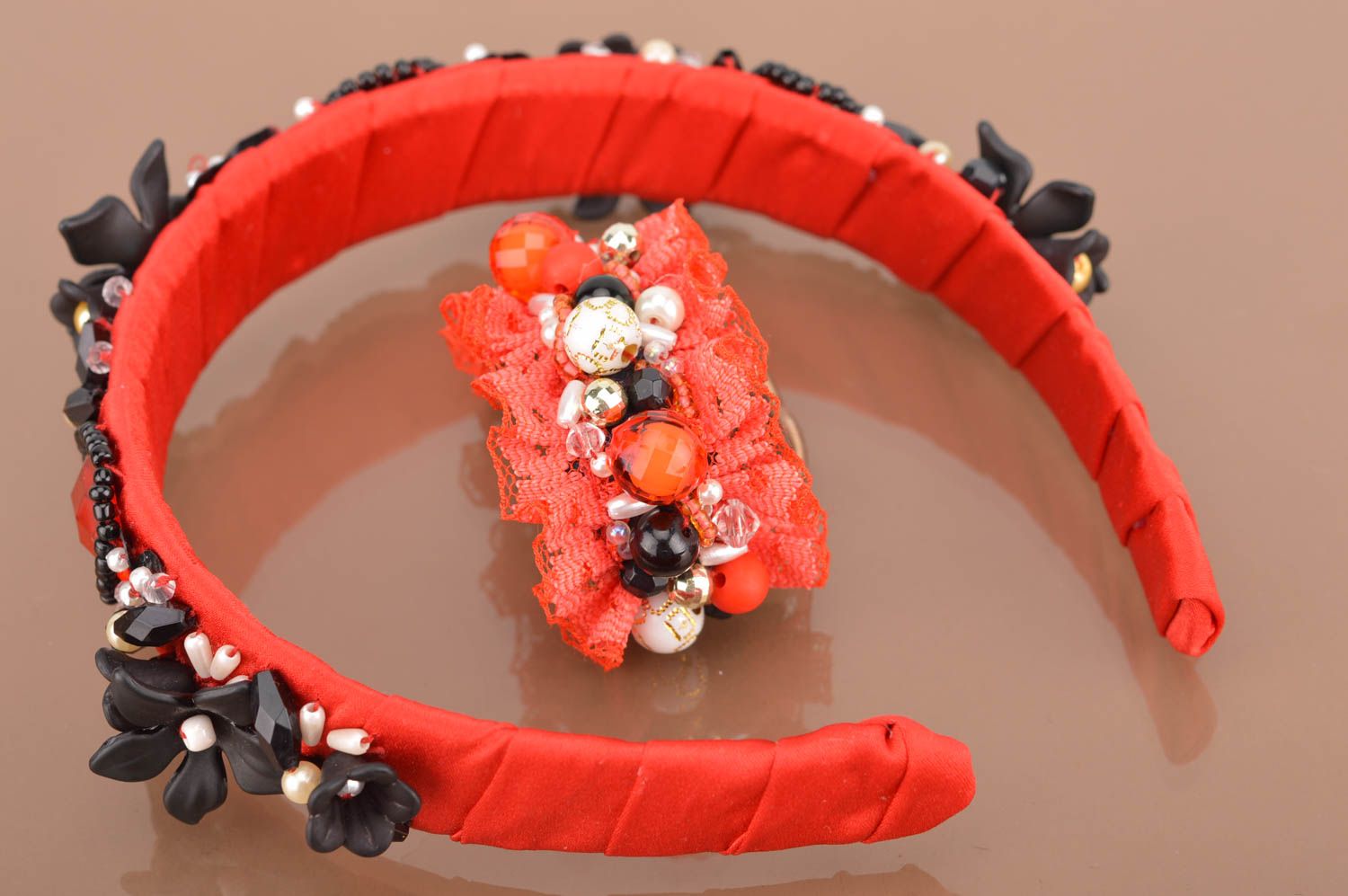 Set of handmade beaded jewelry 2 pieces red-black bracelet and hairband photo 5