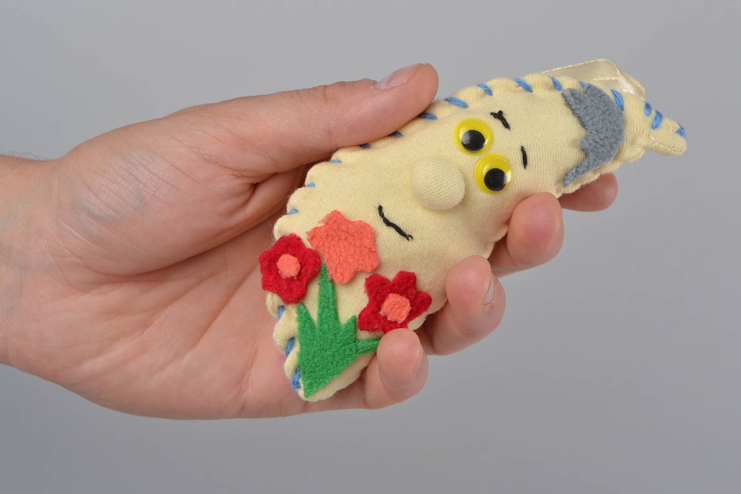 Handgemachtes Stoff Spielzeug mit Schlaufe in Form von Teigtasche Deko Anhänger foto 2