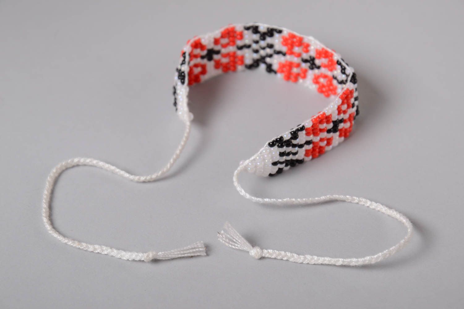 Bracelet en perles de rocaille blanc à motif fait main à nouer style ethnique photo 4