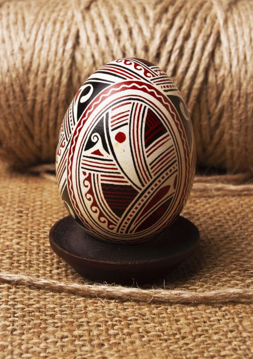 Huevo de Pascua pintado en estilo nacional foto 1