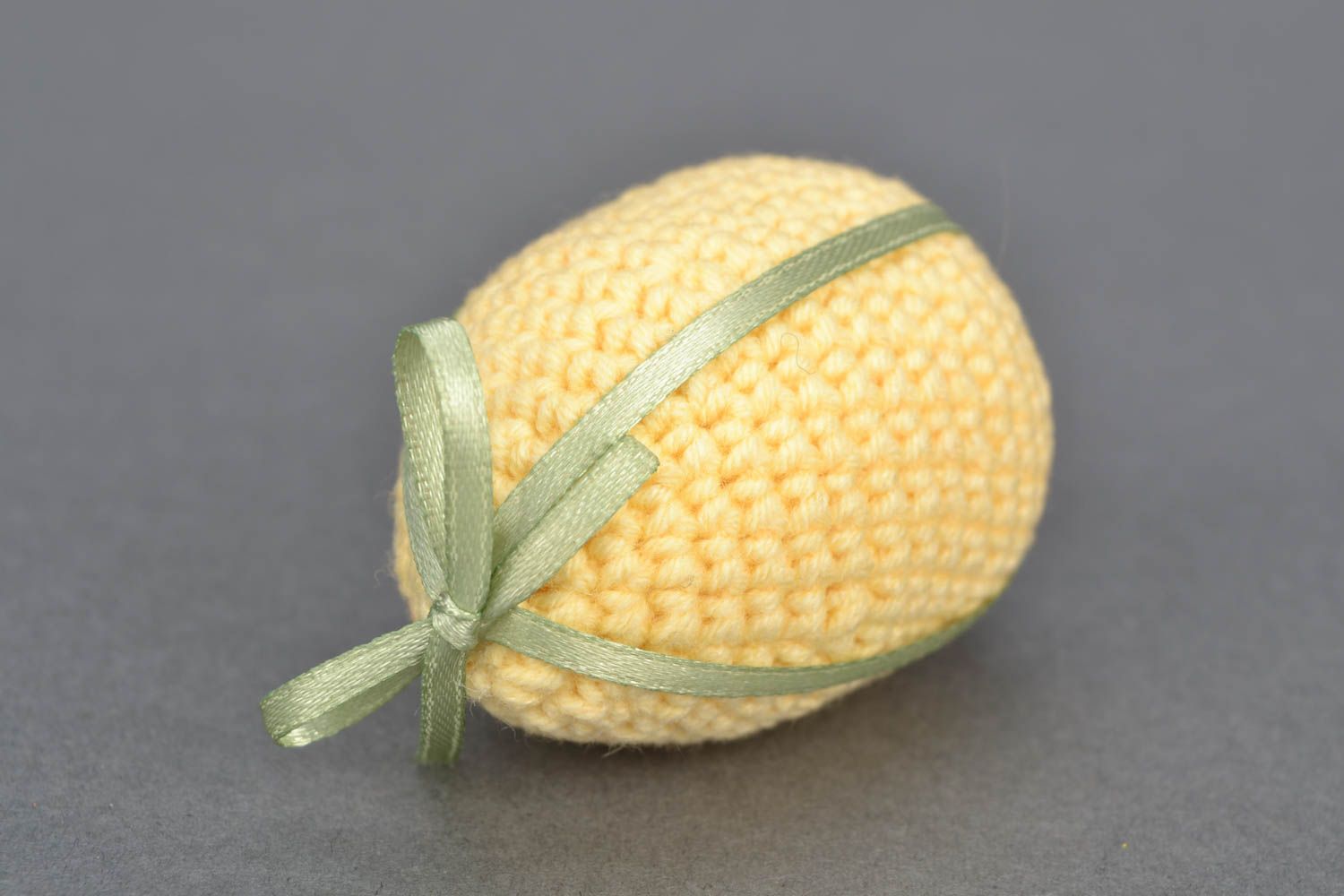 Juguete tejido con forma de huevo pascual amarillo foto 1