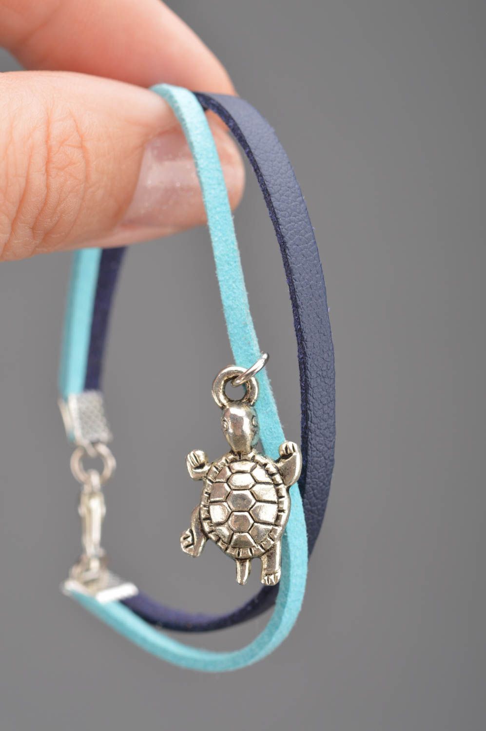 Schönes Damen Designer handmade Leder Armband in Blau mit Schildkröte Anhänger  foto 3
