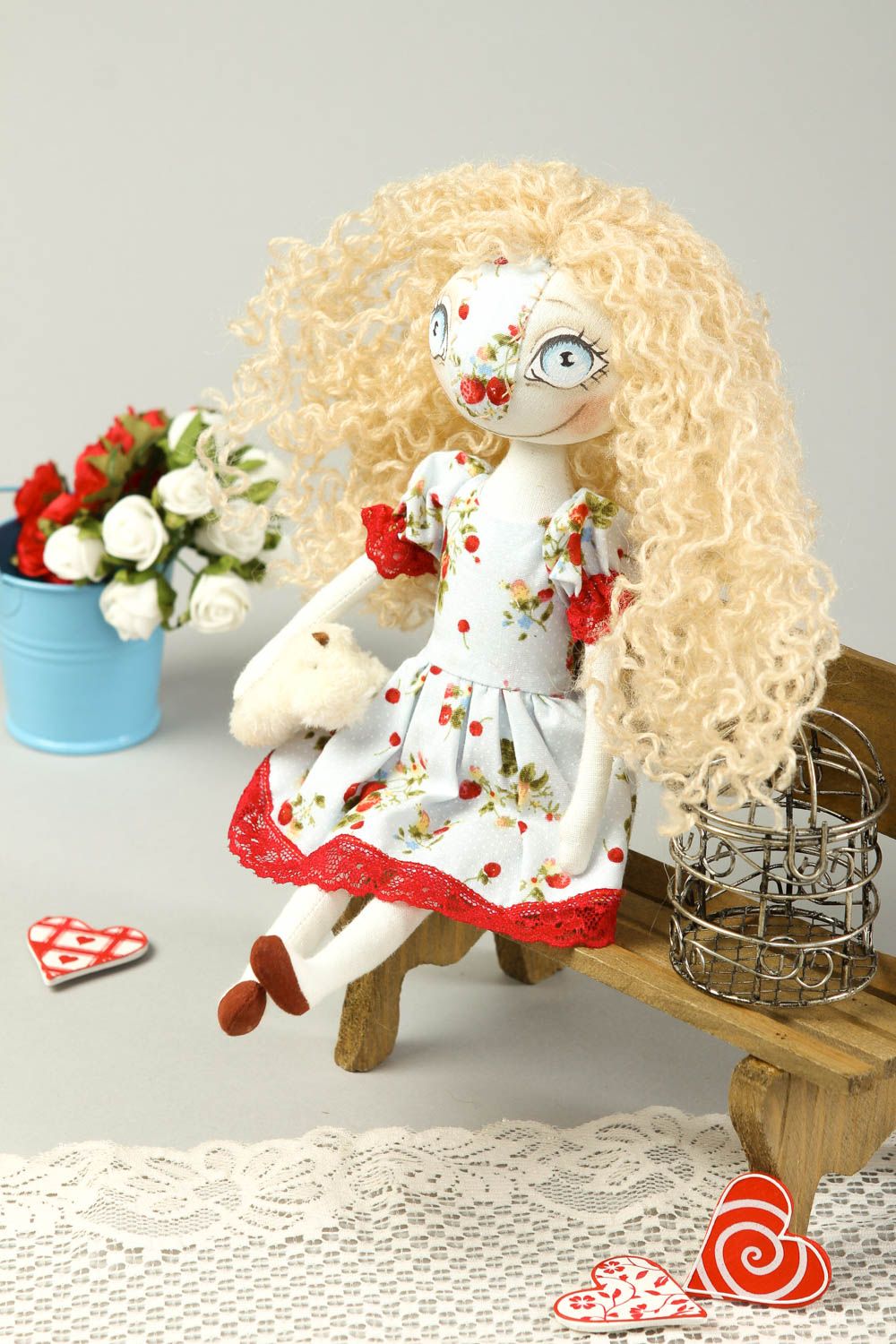 Bambola con orsetto in cotone fatta a mano pupazzo tessile originale decorativo foto 1