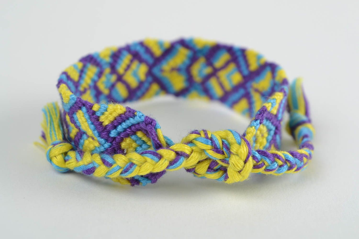 Gelb violettes handgemachtes geflochtenes Armband aus Fäden in Makramee Technik foto 4