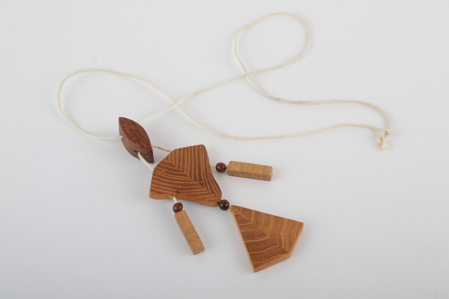 Colgante de madera para cuello tallado y teñido artesanal con ornamento foto 4