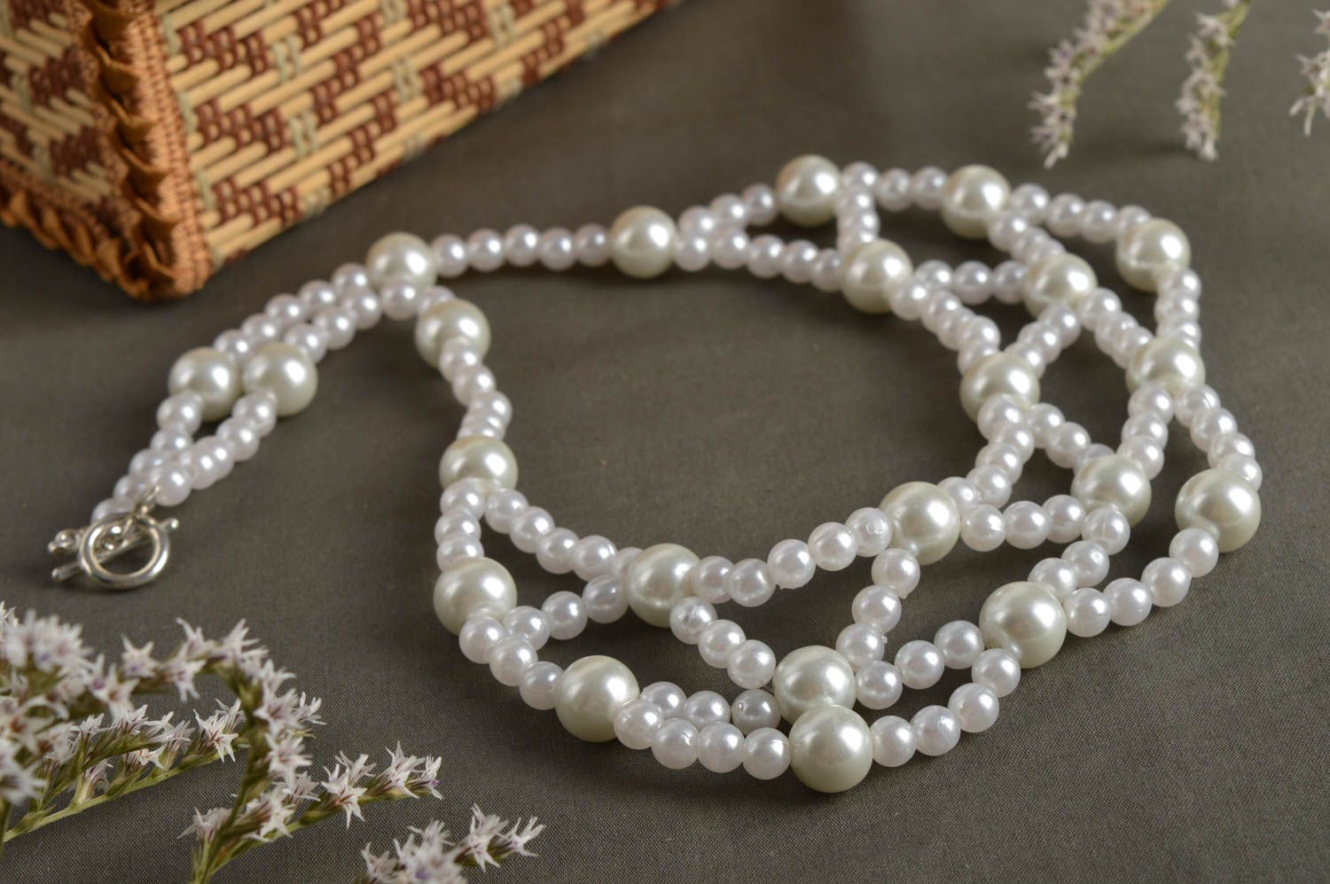 Колье из бусин украшение ручной работы ожерлье из белых бусин красивая бижутерия фото 1