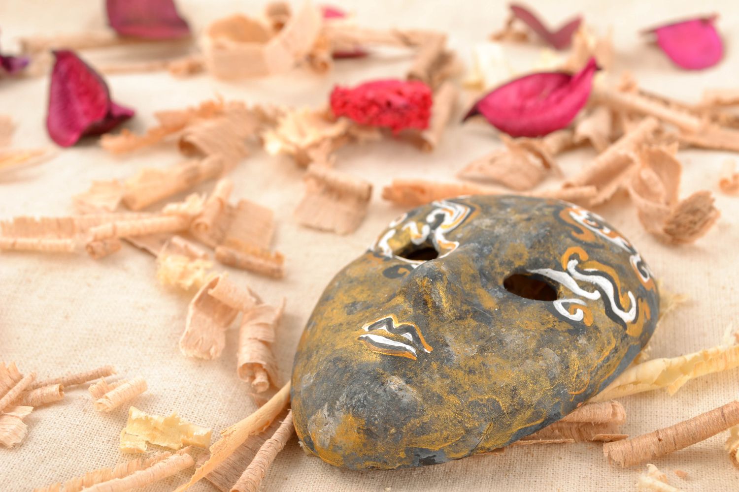 Карнавальная маска сувенирная с петелькой дымчато-золотая фото 2