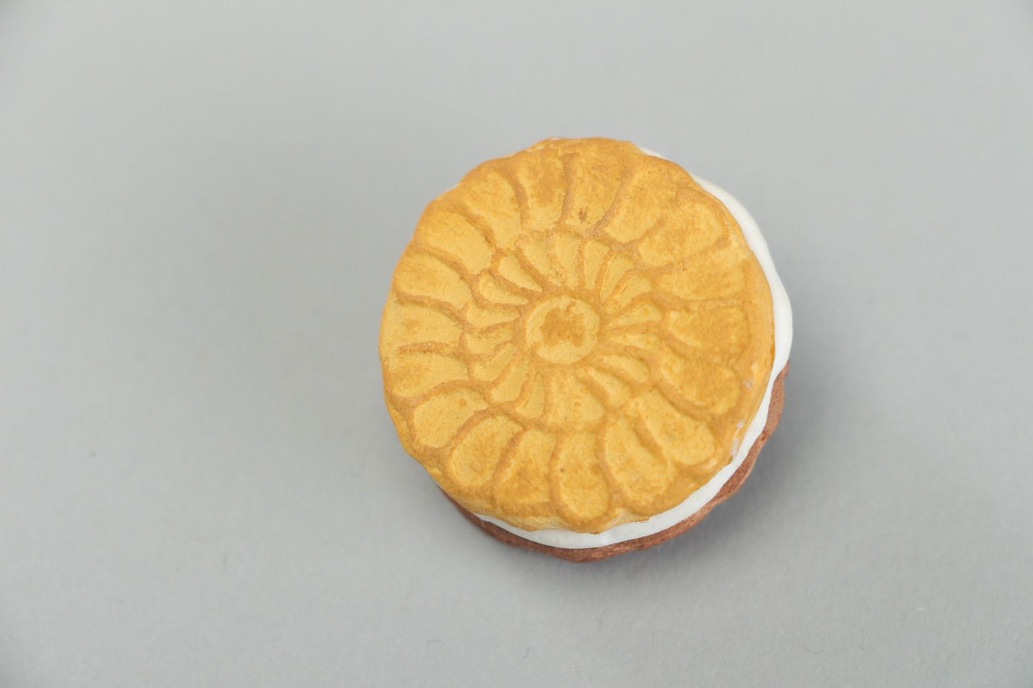 Broche de arcilla polimérica con forma de galleta artesanal foto 2
