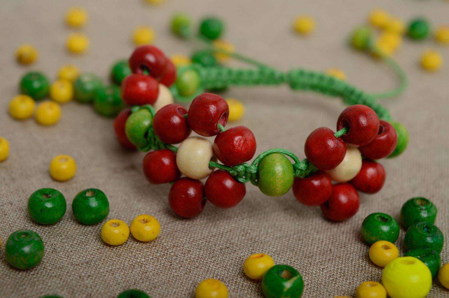 Bracelet en macramé lacet vert ciré et perles rouges en bois fait main photo 2