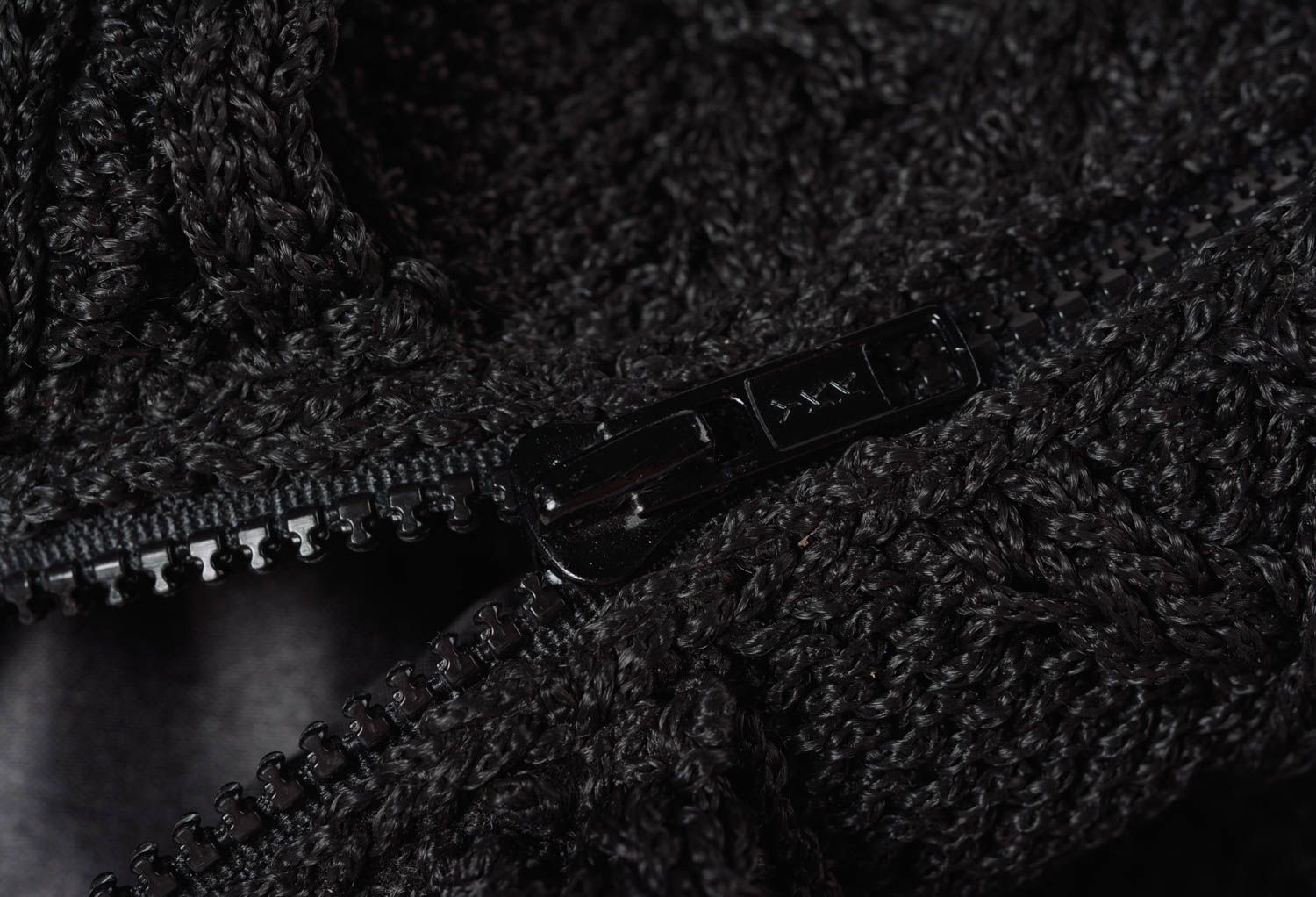 Grand sac à main tricoté avec des aiguilles fait main noir pour hiver deux anses photo 5