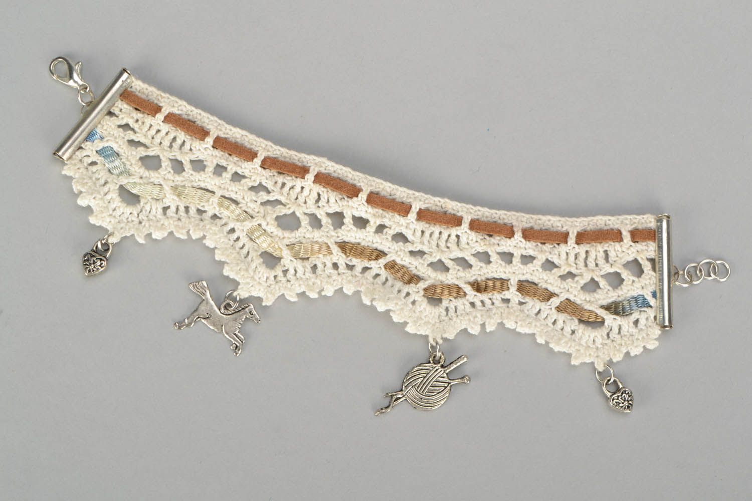 Pulseira em croché com pingentes bracelete feminino artesanal  foto 1