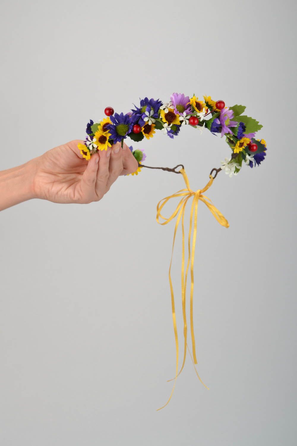 Künstlerischer Haarreif aus bunten Blumen foto 2