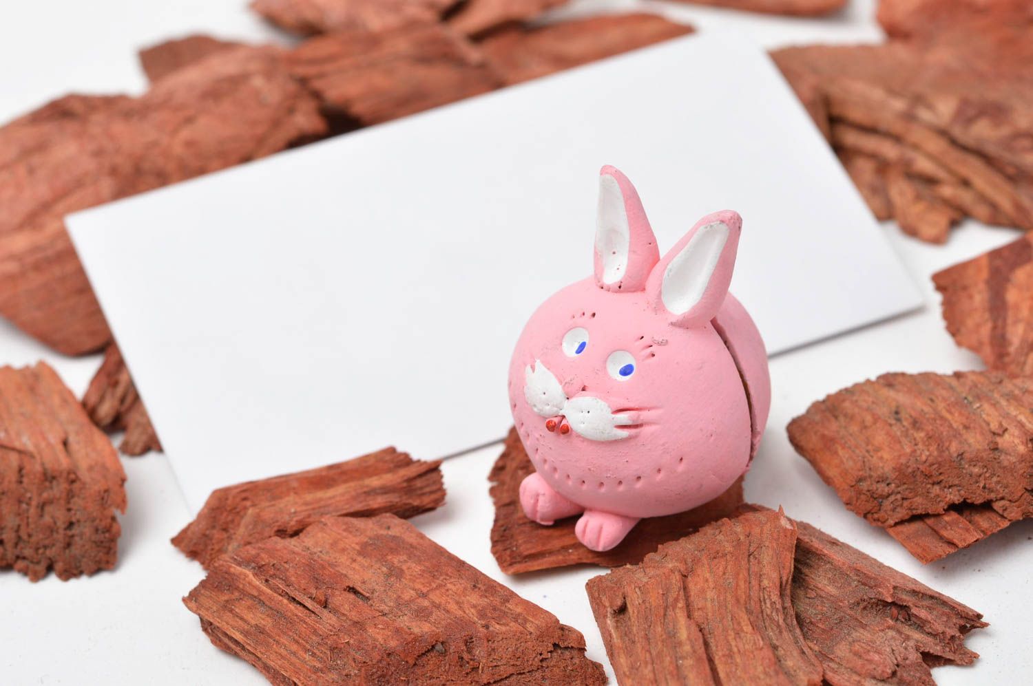 Визитница ручной работы кролик керамический декор настольная подставка розовая фото 1