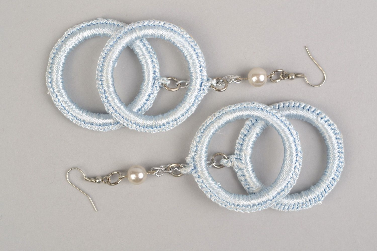 Boucles d'oreilles anneaux blanches tressées en fils originales faites main photo 2