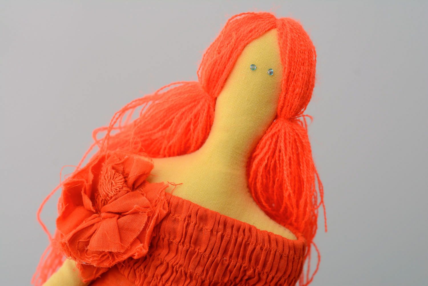 Muñeca artesanal con pelo rojo foto 2