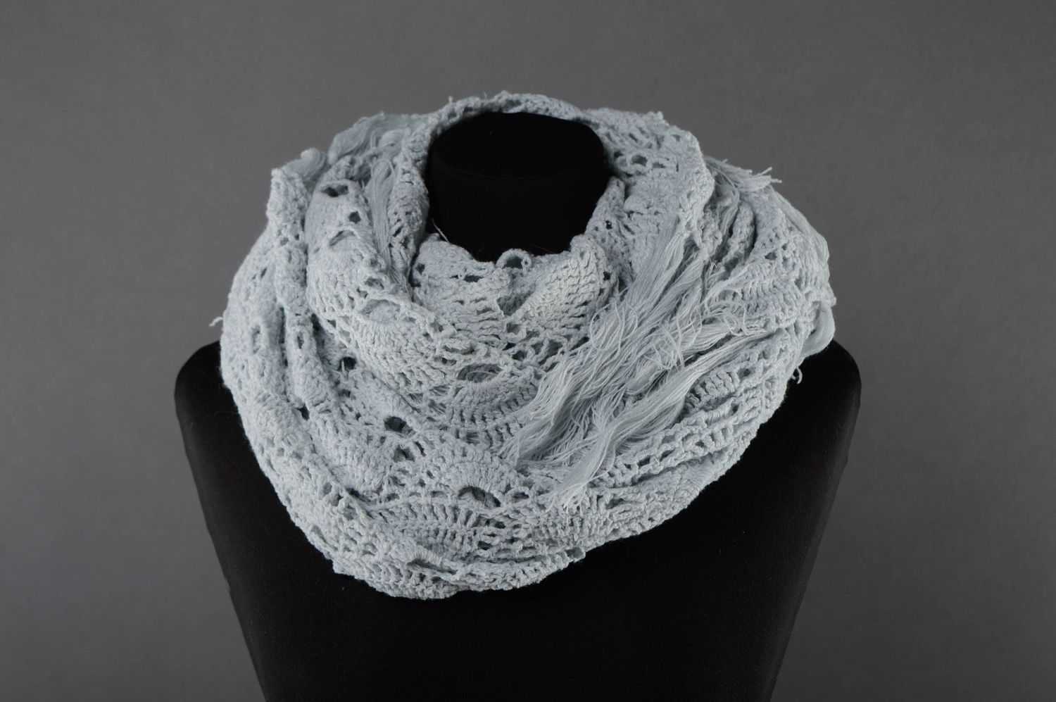Écharpe tricotée au crochet ajourée claire faite main photo 4