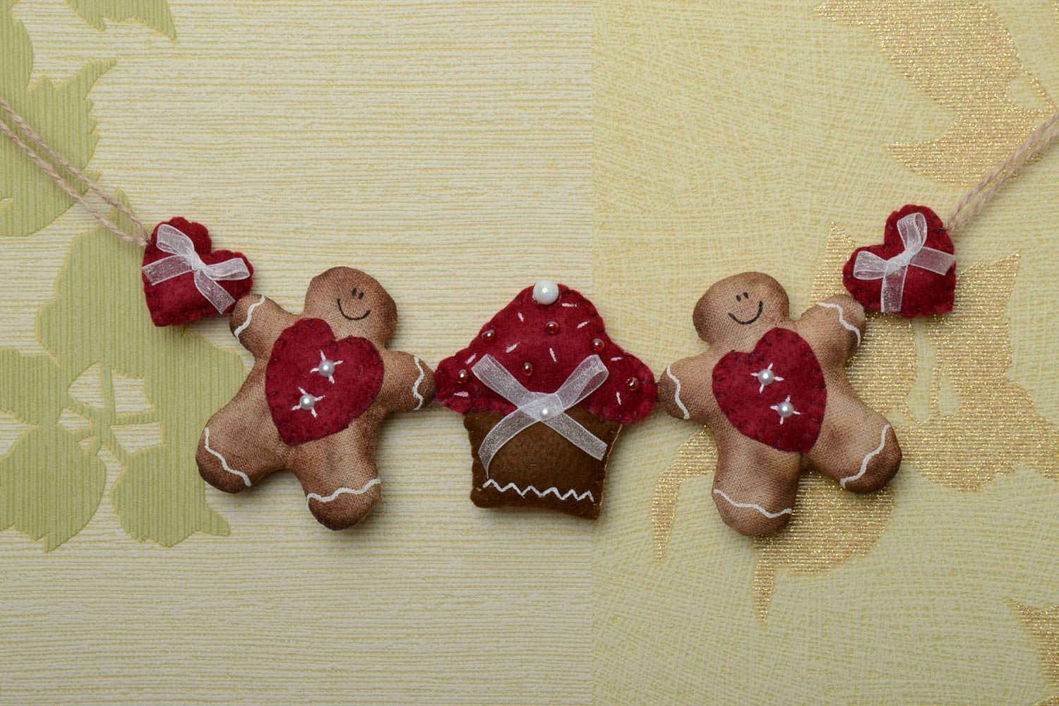 Unusual fabric soft garland in the shape of gingerbread little men with coffee aroma photo 1