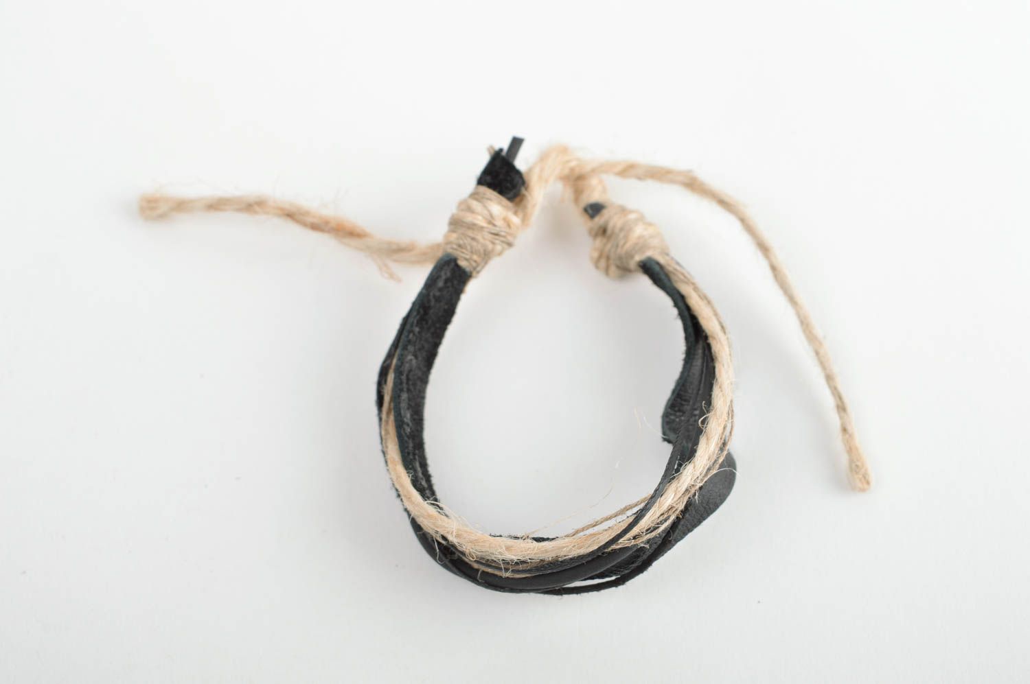 Черный браслет ручной работы браслет из кожи дизайнерское украшение авторское фото 2