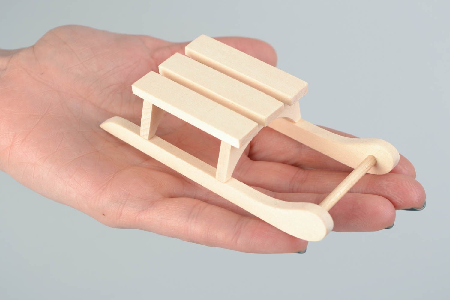 Traîneau miniature en bois fait main pratique jouet de sapin original déco photo 2