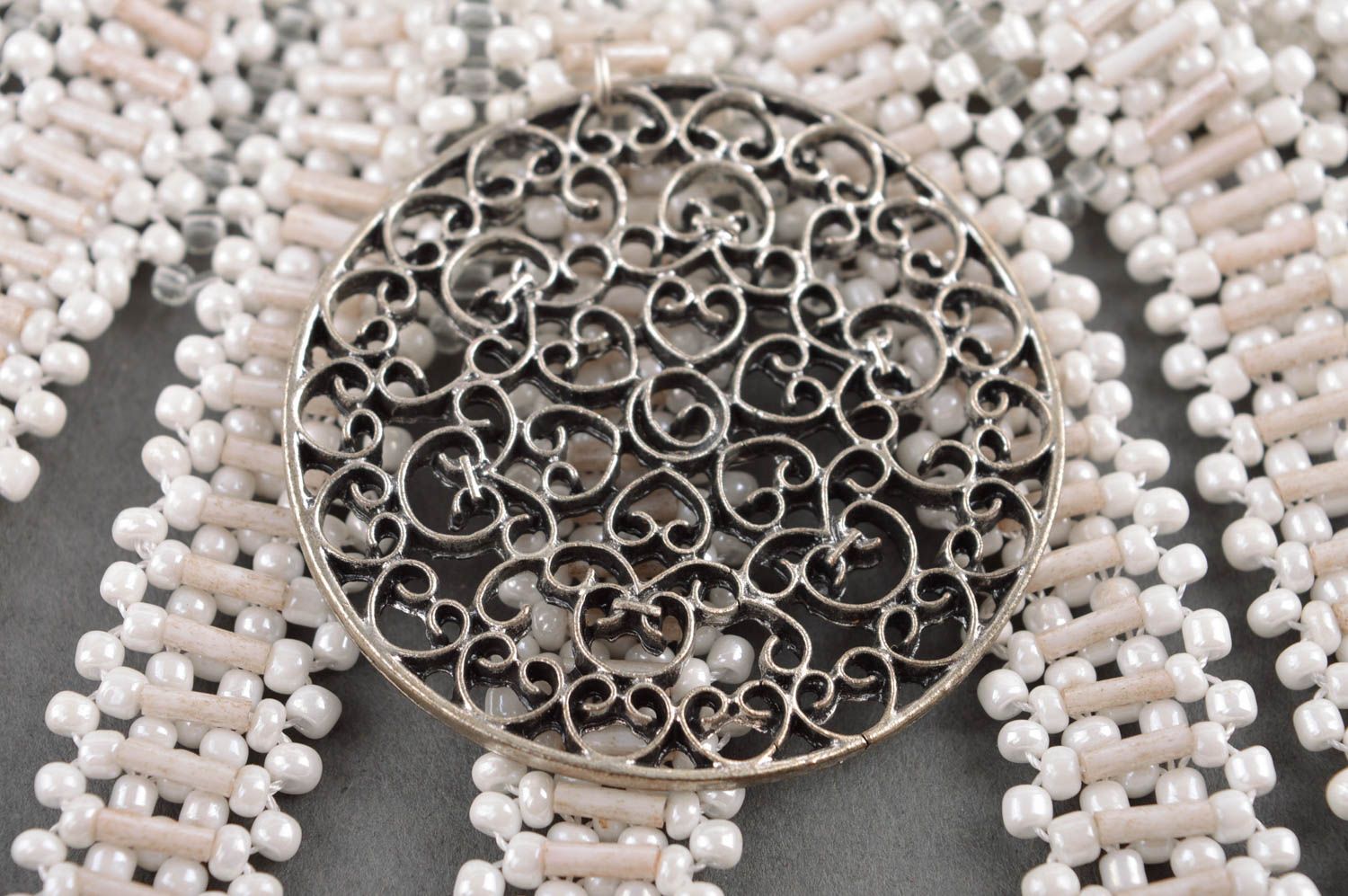 Колье из бисера украшение ручной работы белое нарядное ожерелье из бисера фото 3