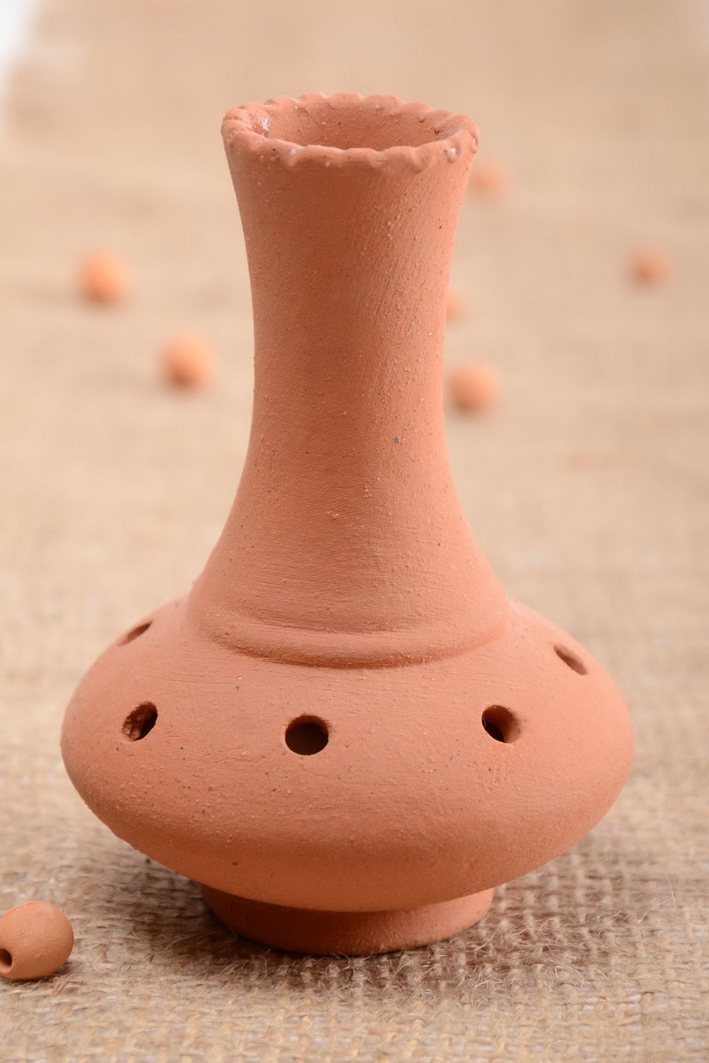 Оригинальный глиняный подсвечник ручной работы на одну свечу в виде вазы фото 1