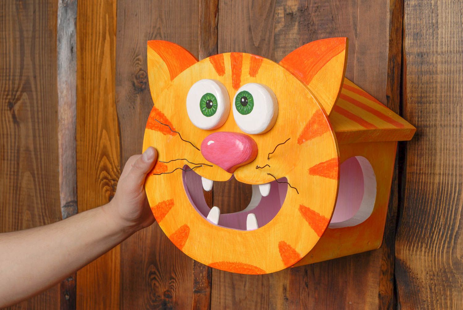 Nichoir en bois fait main original peint de créateur en forme de chat roux photo 2