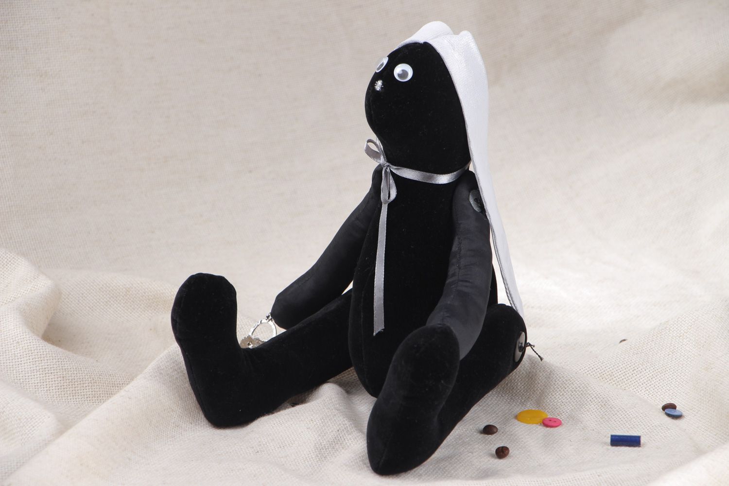 Мягкая игрушка пошитая из ткани ручной работы для детей и дома черно-белый зайчик фото 5