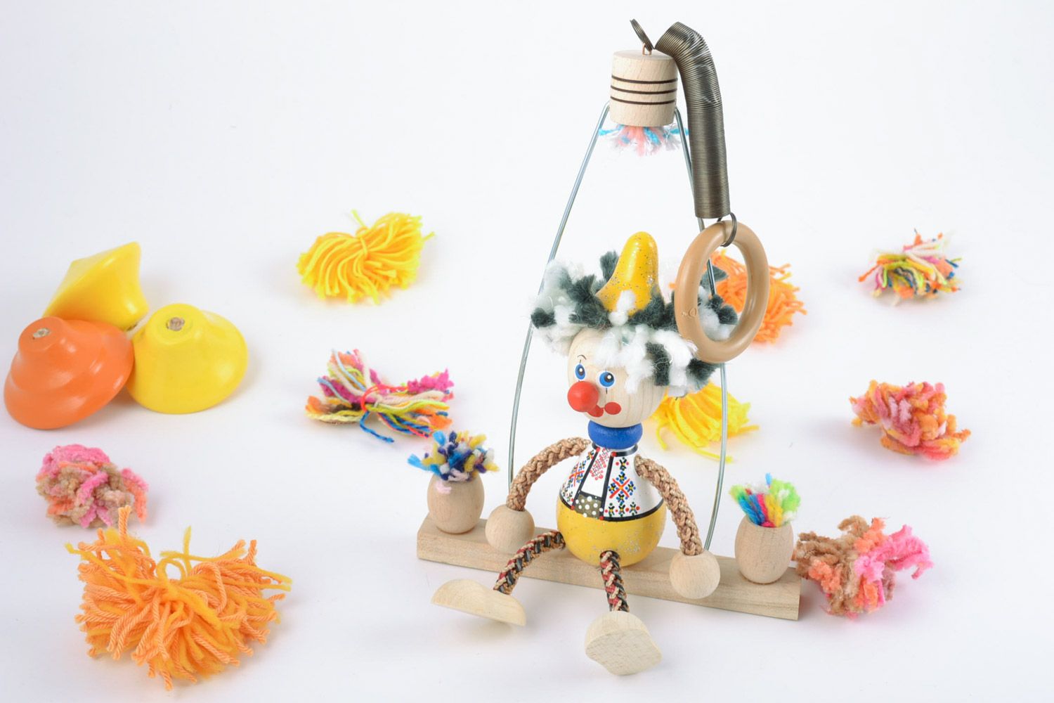 Деревянная игрушка клоун на качелях с росписью ручной работы красивый милый фото 1