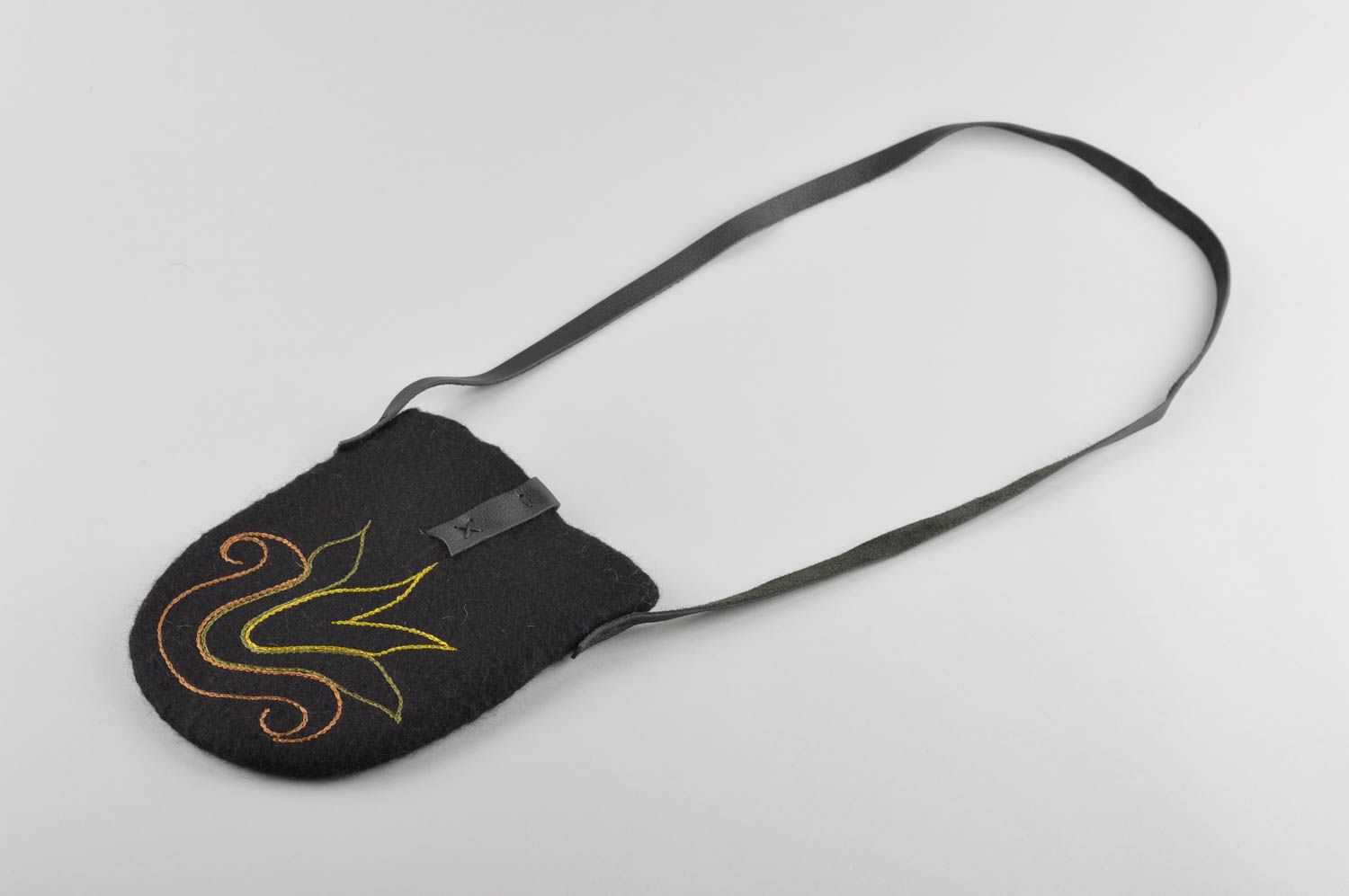 Сумка ручной работы женская сумка черного цвета на ремешке сумка из шерсти фото 4