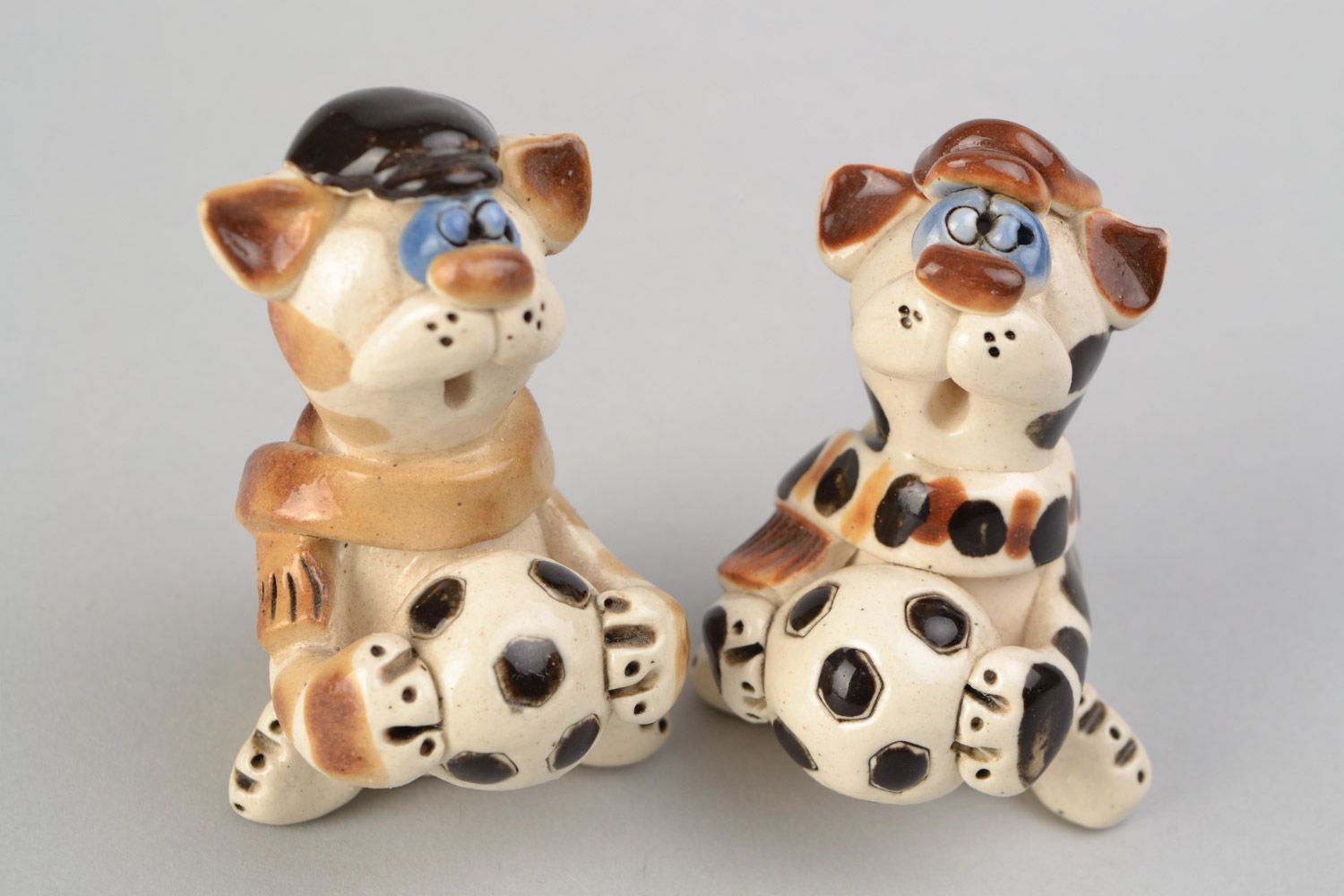 Figuras de cerámica artesanales pintadas con barniz con forma de gatitos 2 piezas  foto 1