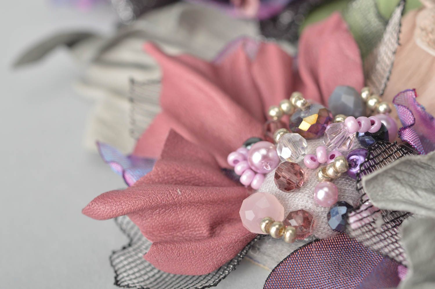 Кожаное колье подарок ручной работы массивное ожерелье из четырех цветков фото 4