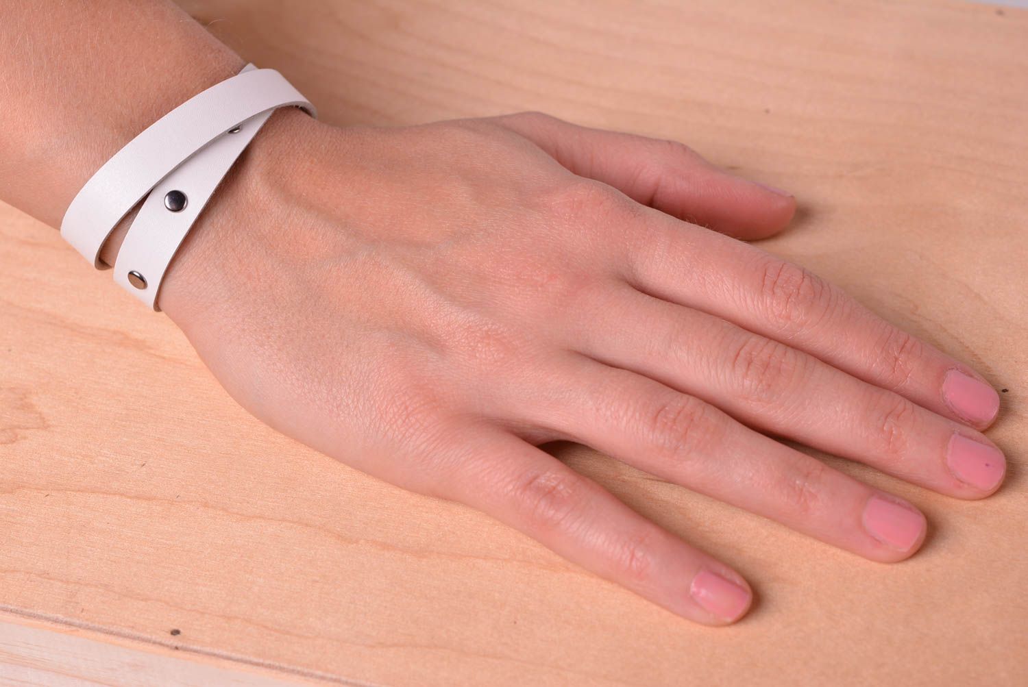 Bracelet cuir blanc Bijou fait main design sobre Accessoire femme cadeau photo 2