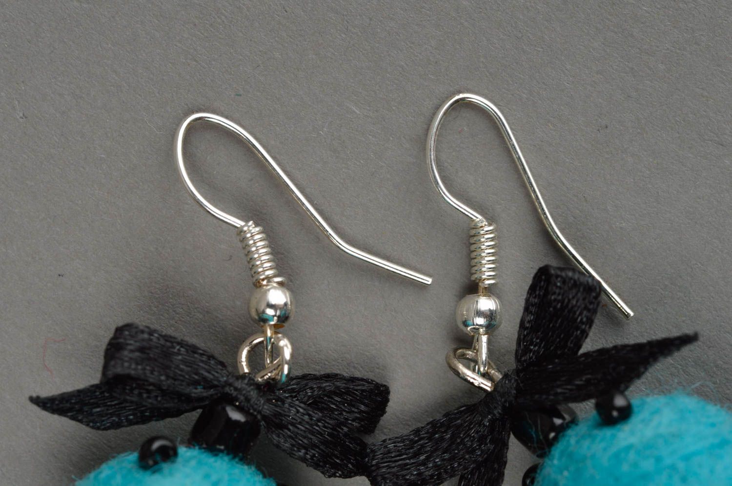 Boucles d'oreille rondes pendantes avec nœud bleues en laine feutrée faites main photo 2