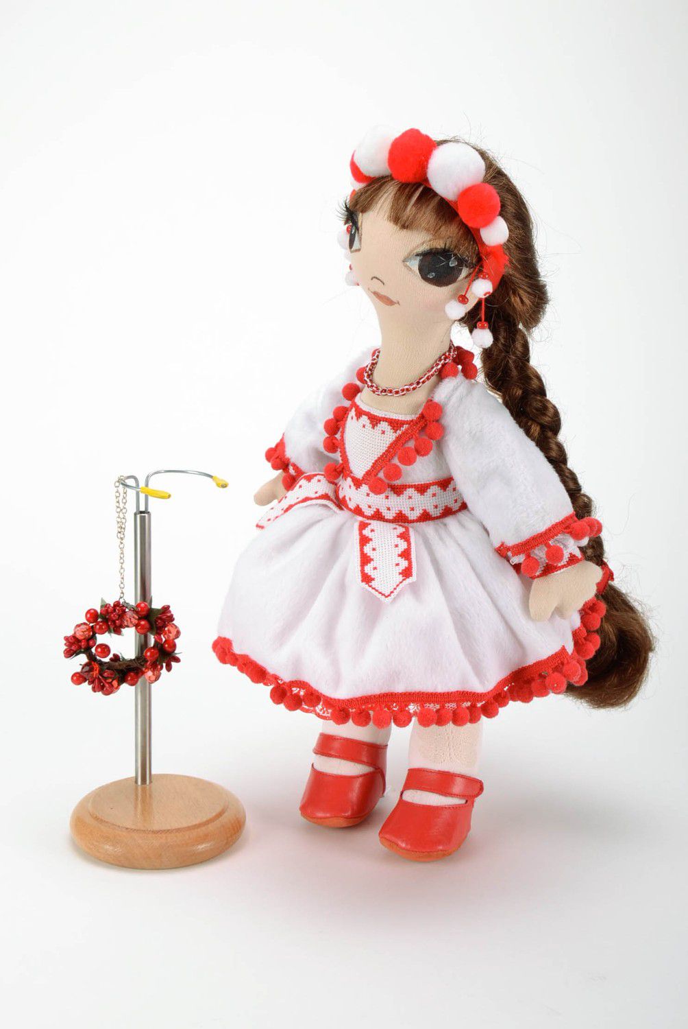 Boneca com um suporte em vestido vermelho-branco foto 4