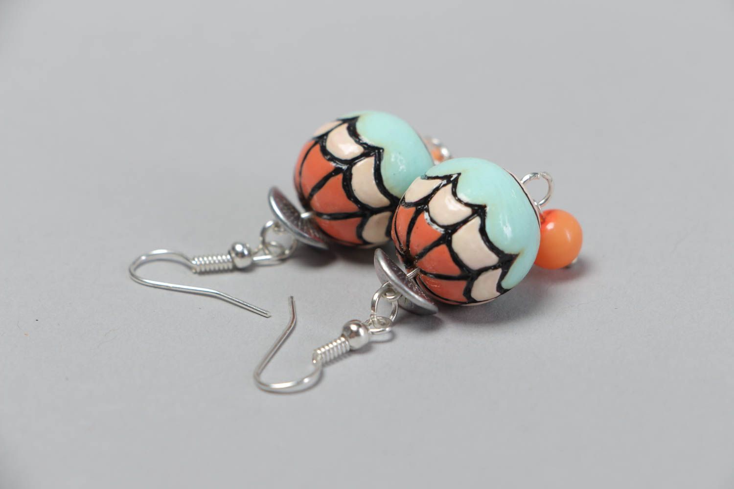 Boucles d'oreilles avec perles en bois multicolores peintes faites main photo 4