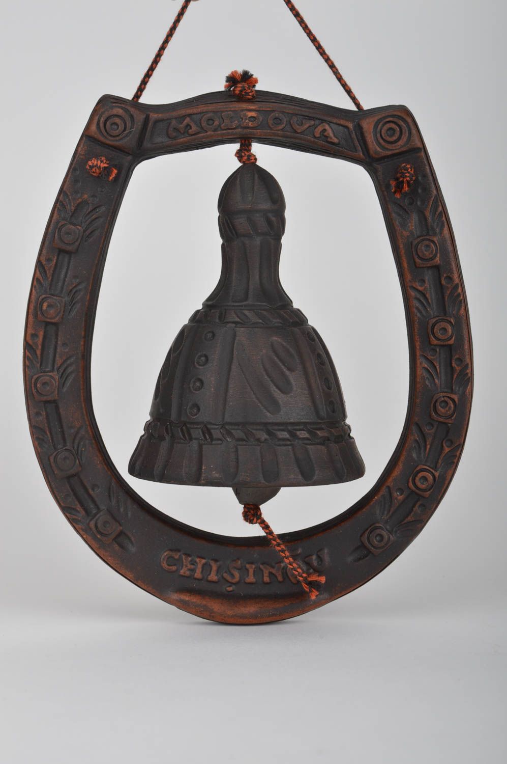 Глиняная подкова ручной работы коричневого цвета небольшая с колокольчиком фото 5