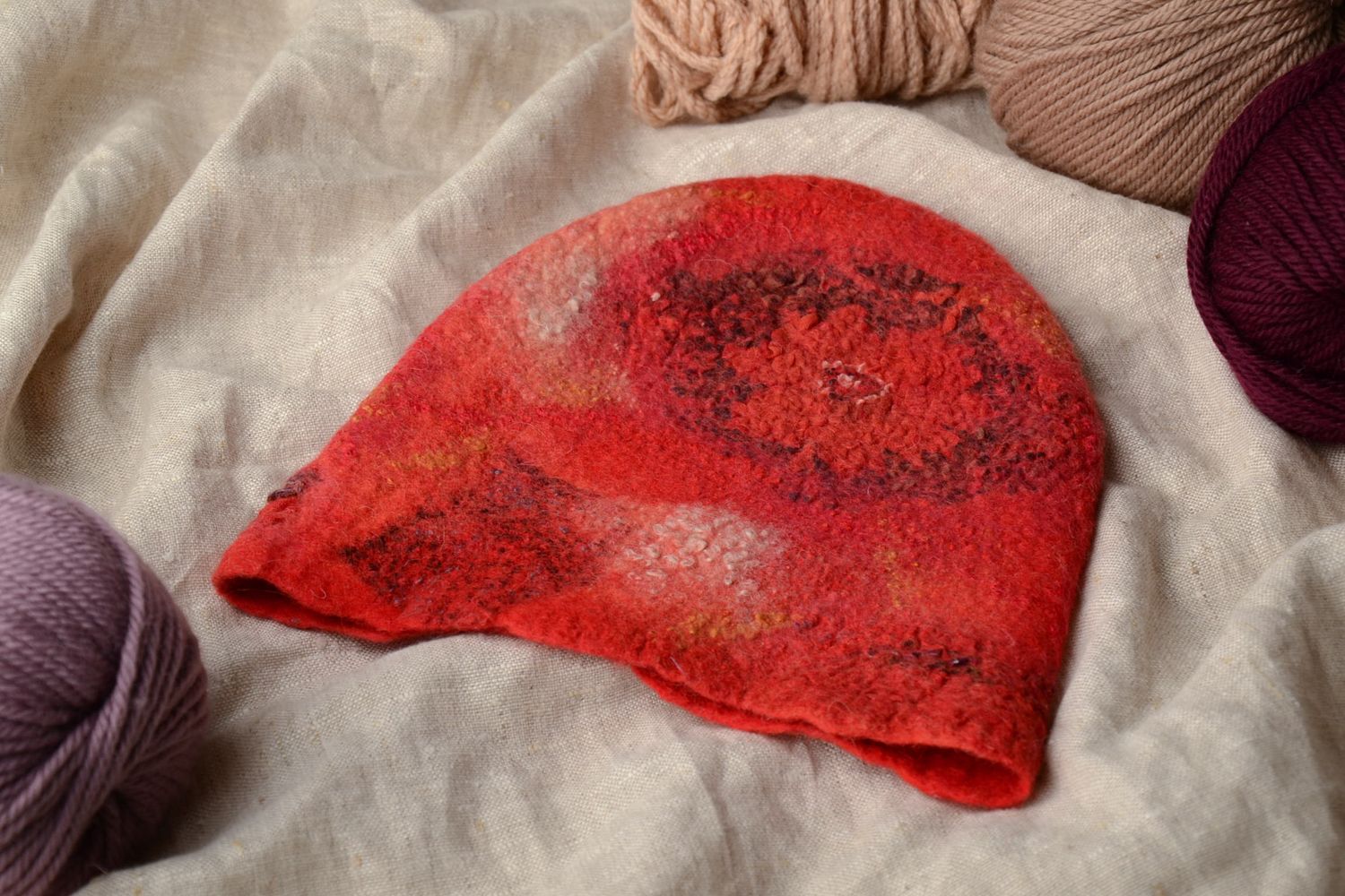 Bonnet en laine feutrée rouge original photo 1