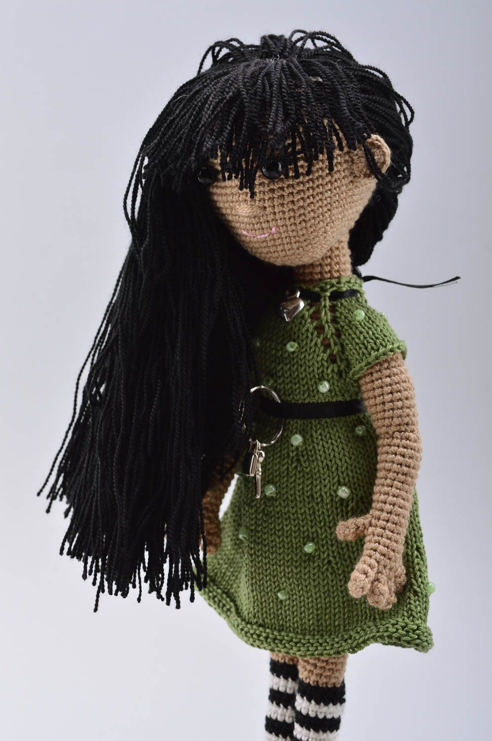 Handmade Designer Puppe Stoff Spielzeug schwarzhaarige schöne Puppe im Kleid foto 4