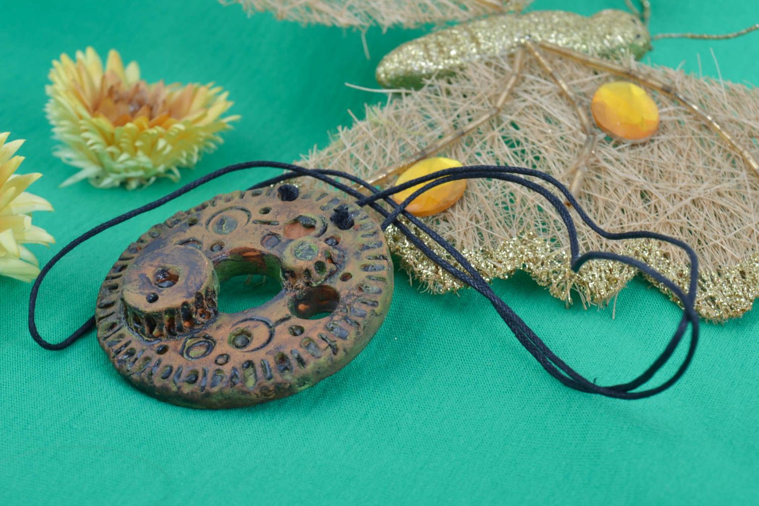Pendentif en argile fait main sur cordon bijou original et pratique pour femme photo 1