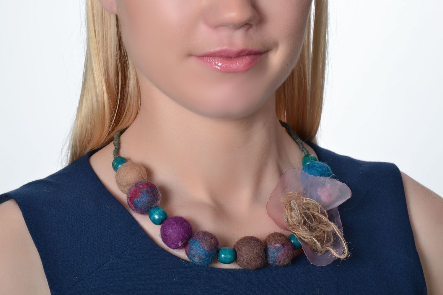 Natural wool beaded necklace photo 2