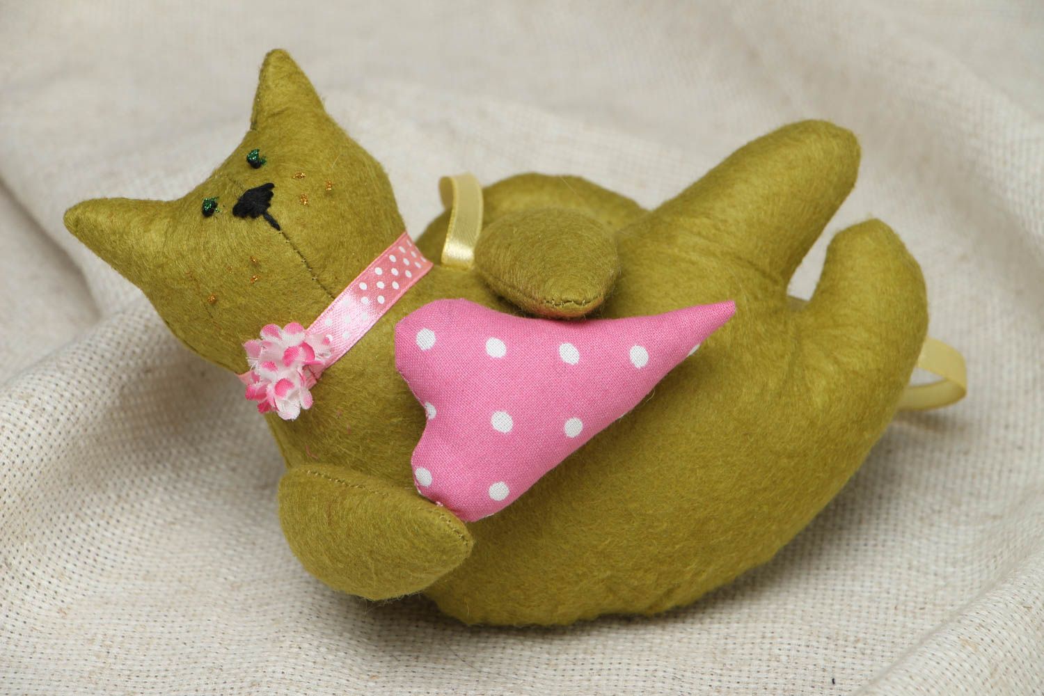 Juguete de peluche con forma de gato de color de oliva con corazón foto 1