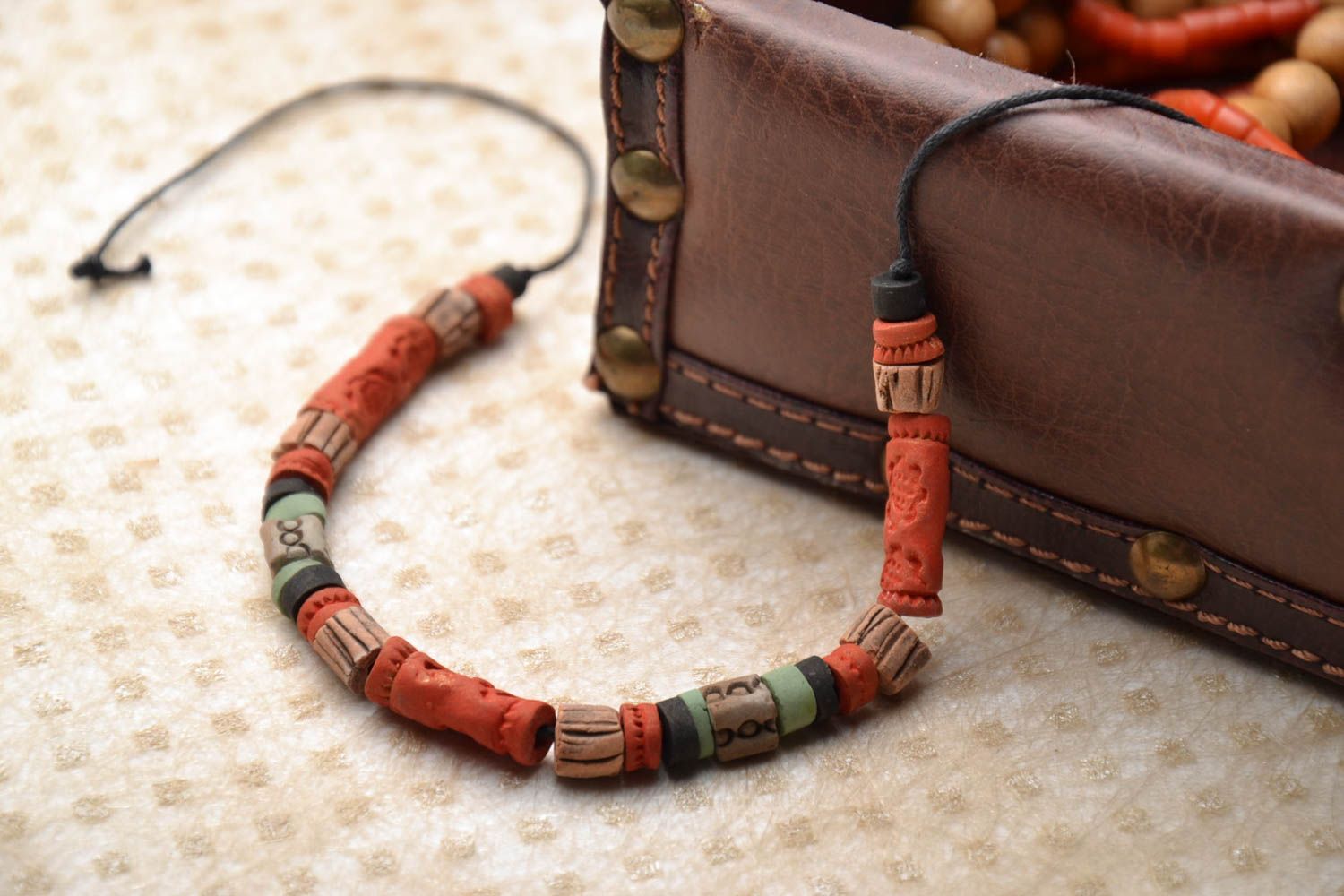Bracelet en argile multicolore de style ethnique photo 1