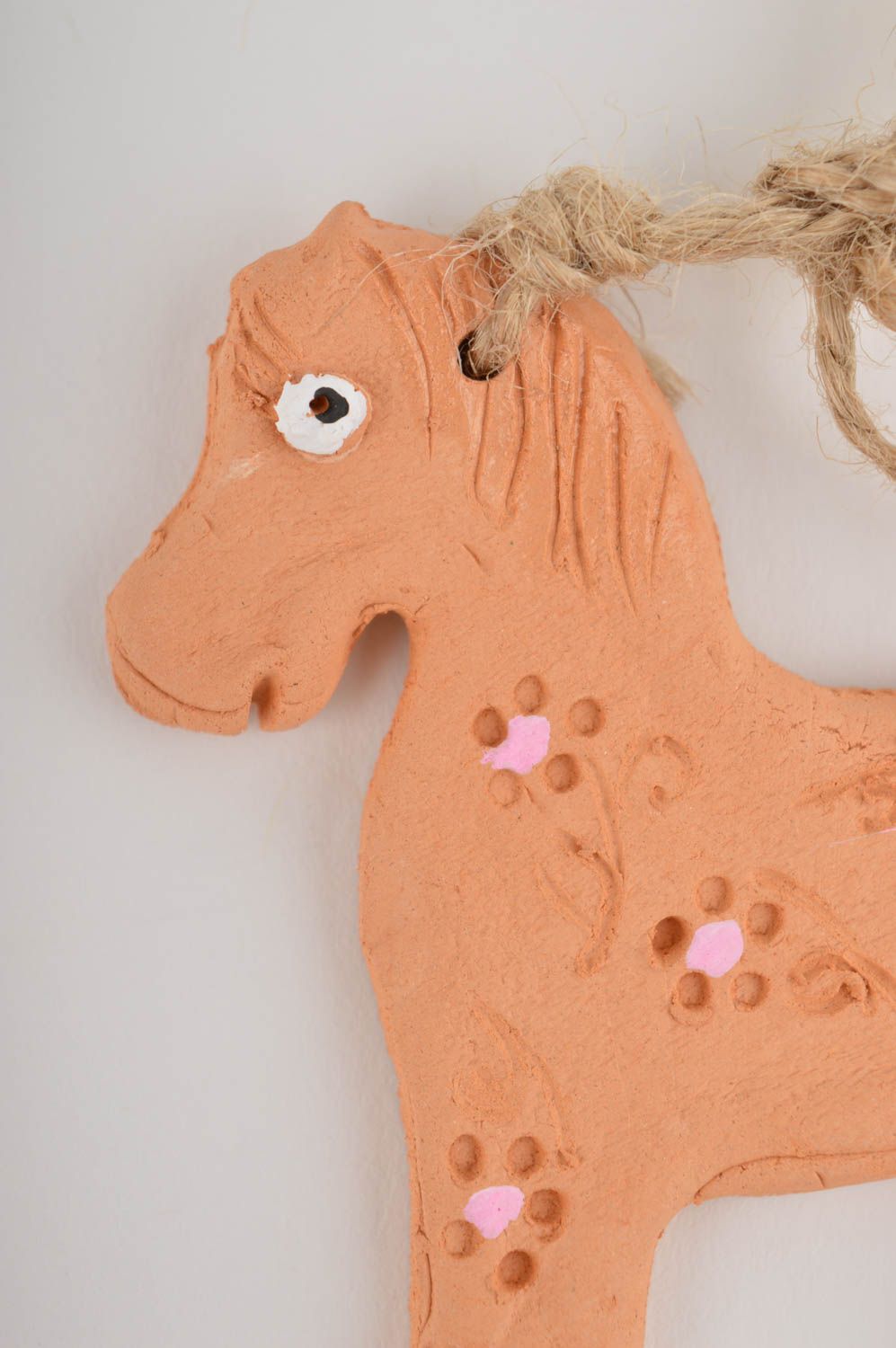 Игрушка из глины игрушка лошадка ручной работы глиняная игрушка на шнурке фото 2