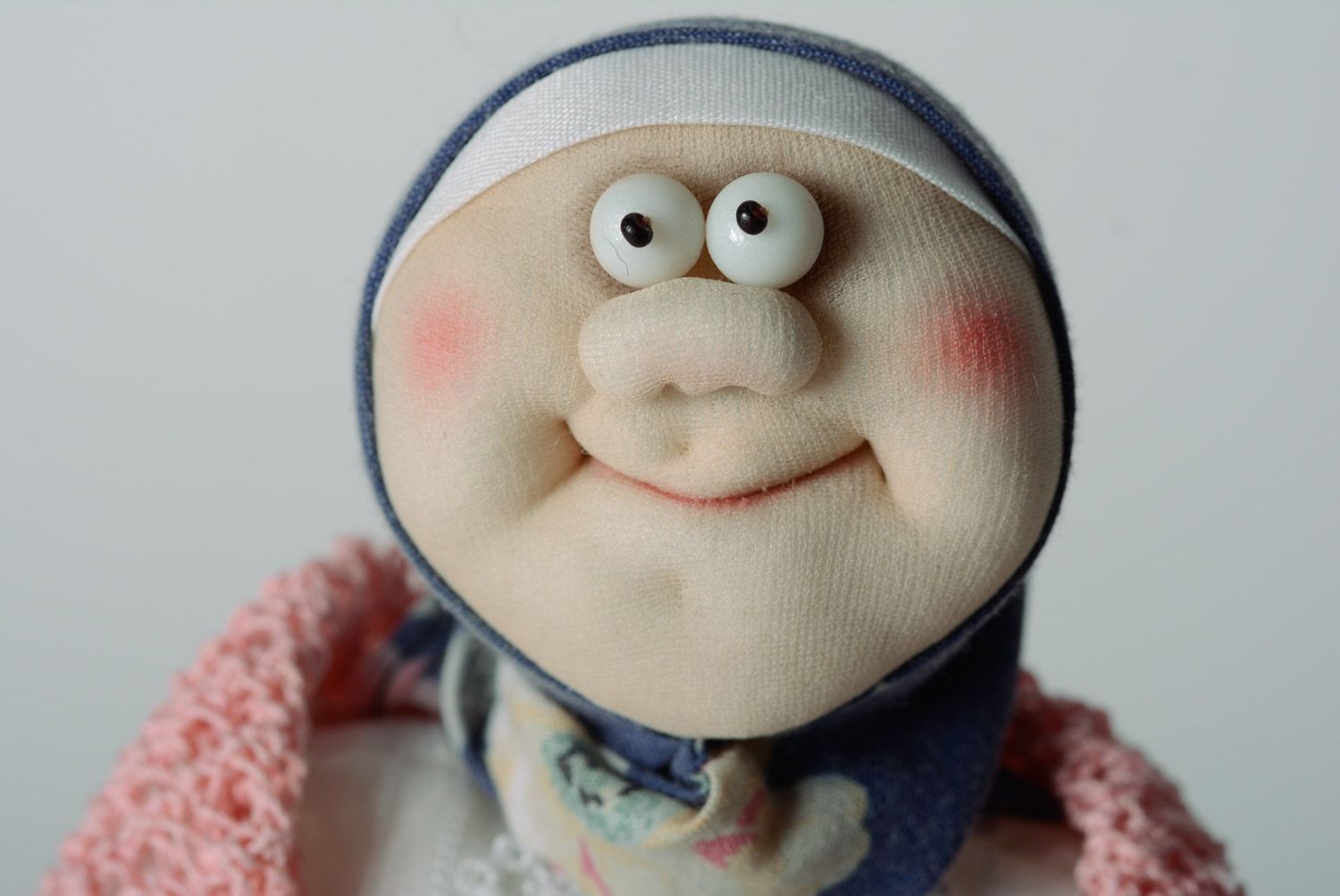 Muñeca para interior de caprón y algodón artesanal con forma de ama de casa  foto 2