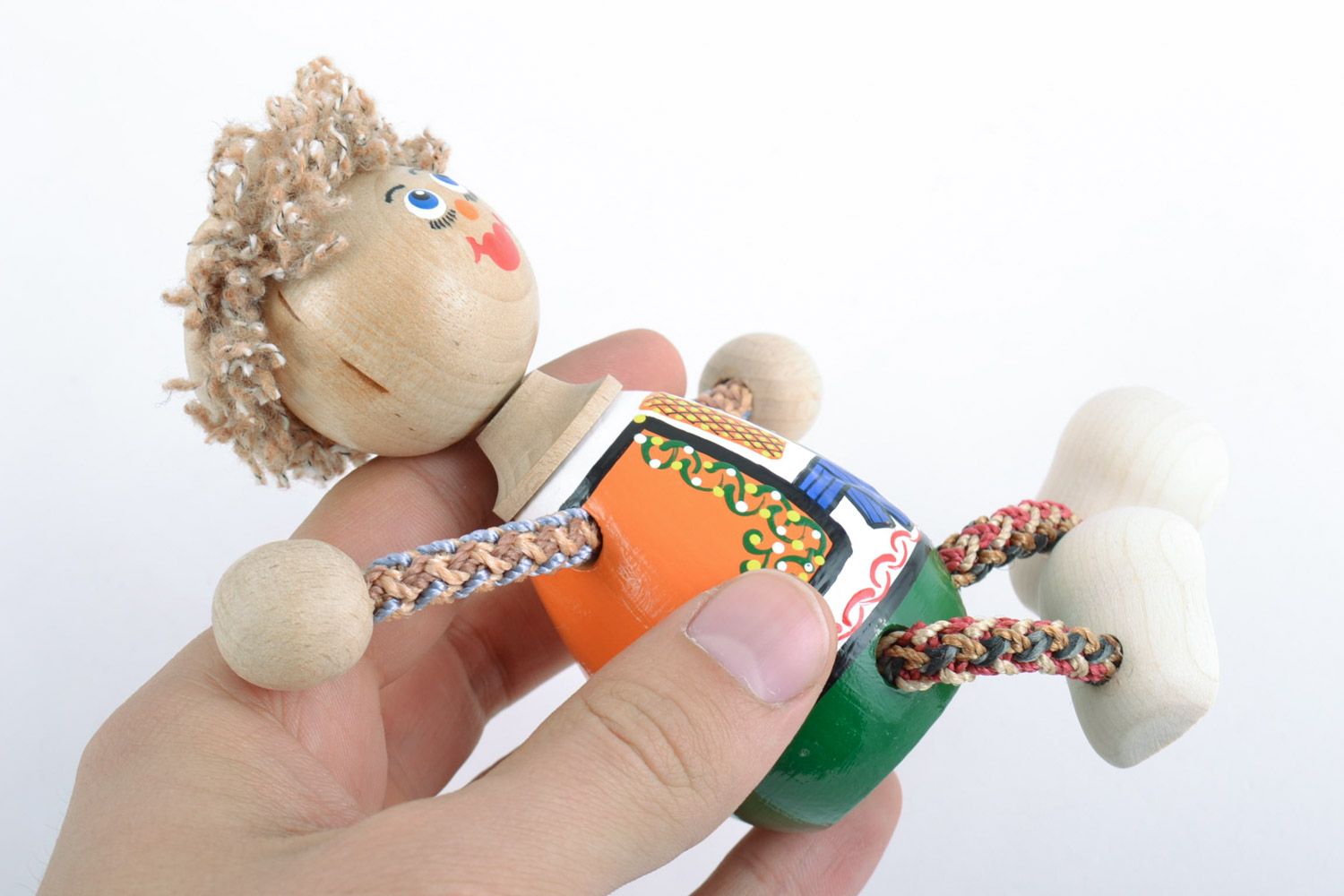 Деревянная игрушка Мальчик в этно-наряде ручной работы с росписью эко-красками фото 2