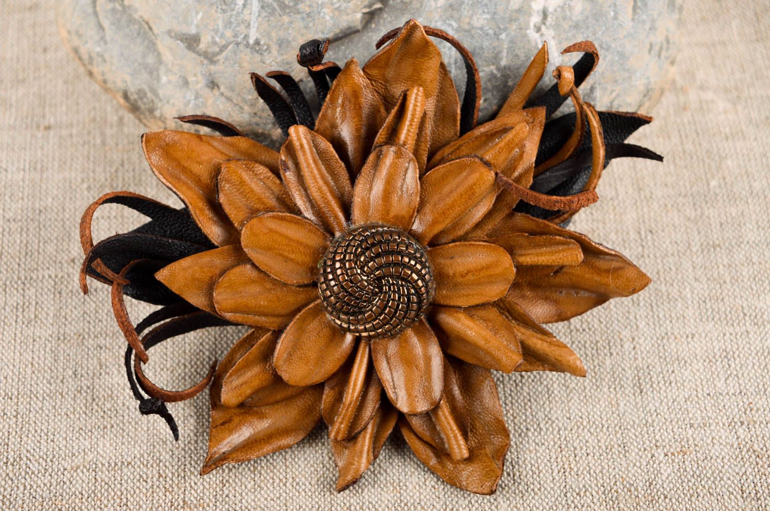 Broche fleur cuir faite main Broche fantaisie Accessoire femme Idée cadeau photo 1