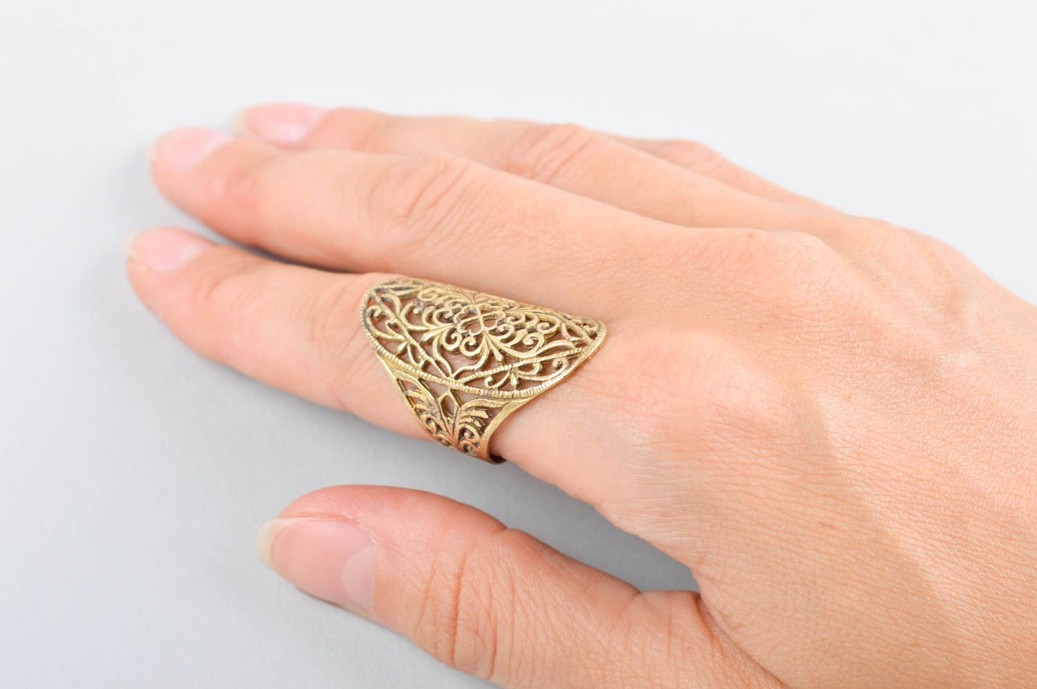 Резное украшение ручной работы изящное женское кольцо украшение из металла фото 5