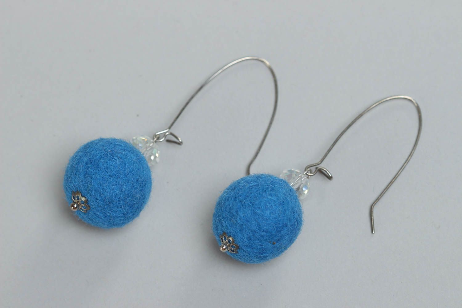 Blaue gefilzte Kugel Ohrringe aus Wolle mit Glasperlen Handarbeit foto 2