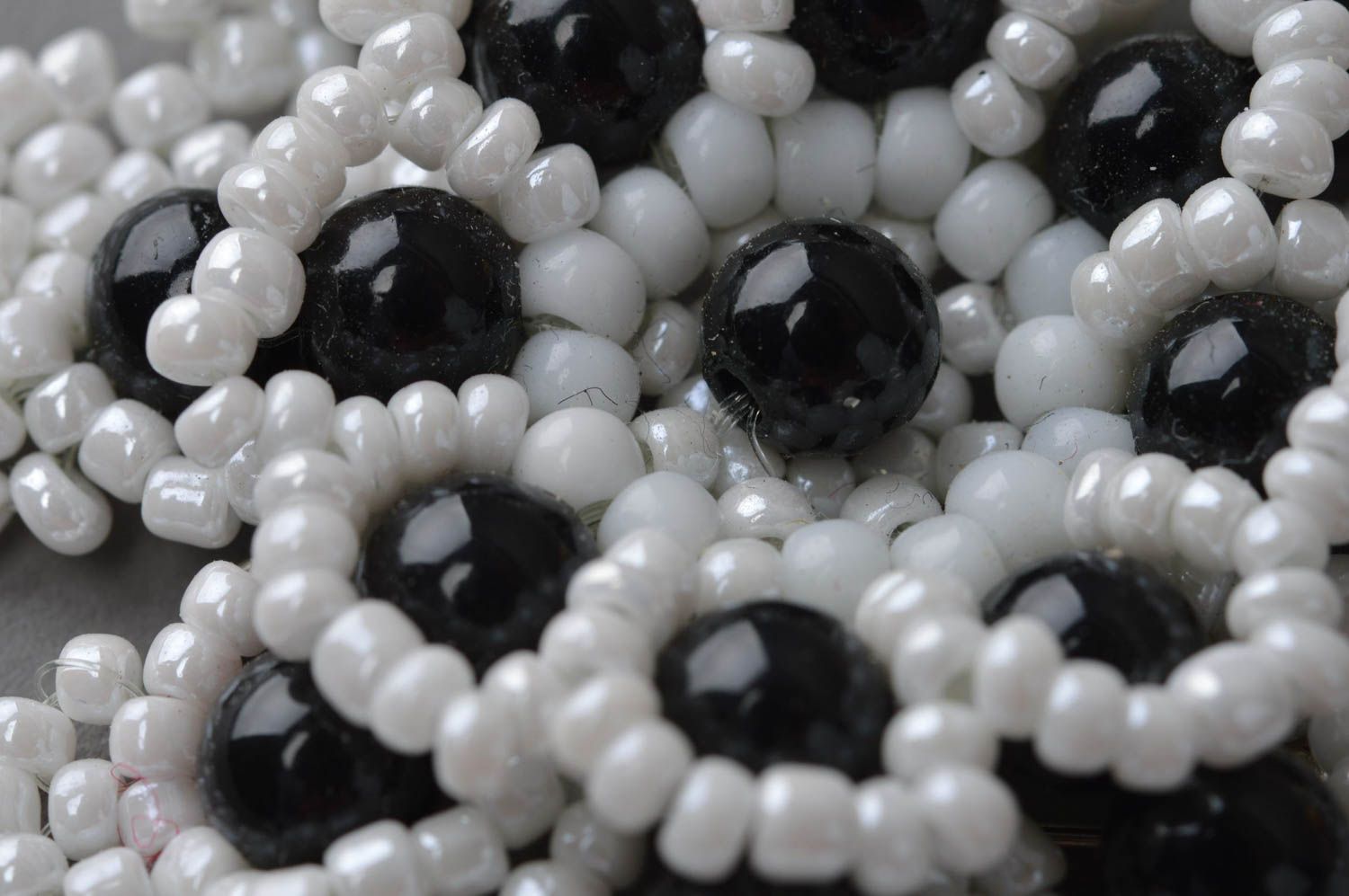 Jolie broche fleur noir blanc en perles de rocaille faite main délicate photo 5